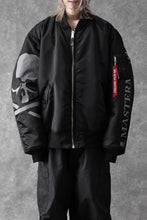 Load image into Gallery viewer, mastermind WORLD x ALPHA INDUSTRIES RIVERSIBLE MA-1 JACKET (BLACK)