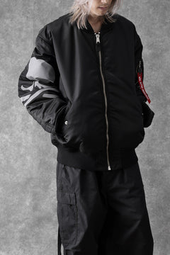 Load image into Gallery viewer, mastermind WORLD x ALPHA INDUSTRIES RIVERSIBLE MA-1 JACKET (BLACK)