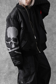 Load image into Gallery viewer, mastermind WORLD x ALPHA INDUSTRIES RIVERSIBLE MA-1 JACKET (BLACK)