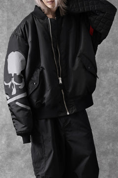 Load image into Gallery viewer, mastermind WORLD x ALPHA INDUSTRIES RIVERSIBLE MA-1 JACKET (BLACK)