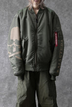 Load image into Gallery viewer, mastermind WORLD x ALPHA INDUSTRIES RIVERSIBLE MA-1 JACKET (OLIVE)