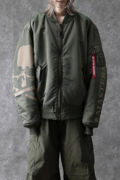 Load image into Gallery viewer, mastermind WORLD x ALPHA INDUSTRIES RIVERSIBLE MA-1 JACKET (OLIVE)