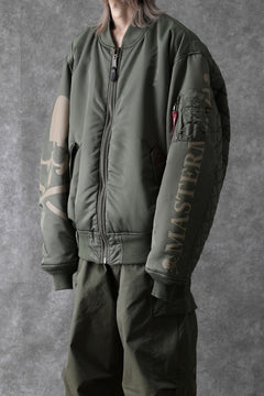Load image into Gallery viewer, mastermind WORLD x ALPHA INDUSTRIES RIVERSIBLE MA-1 JACKET (OLIVE)