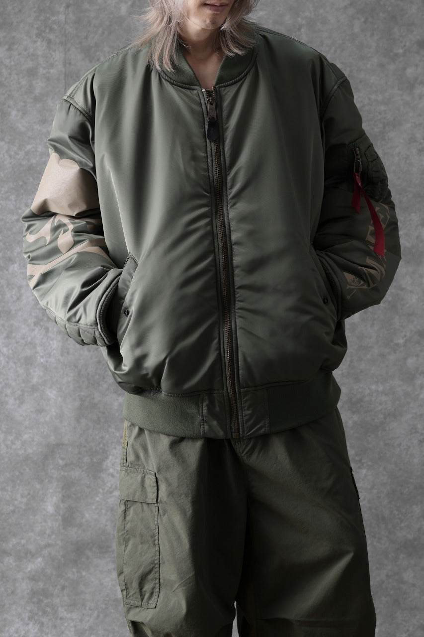 Load image into Gallery viewer, mastermind WORLD x ALPHA INDUSTRIES RIVERSIBLE MA-1 JACKET (OLIVE)