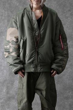 Load image into Gallery viewer, mastermind WORLD x ALPHA INDUSTRIES RIVERSIBLE MA-1 JACKET (OLIVE)