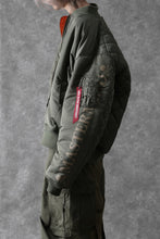 Load image into Gallery viewer, mastermind WORLD x ALPHA INDUSTRIES RIVERSIBLE MA-1 JACKET (OLIVE)