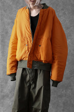 Load image into Gallery viewer, mastermind WORLD x ALPHA INDUSTRIES RIVERSIBLE MA-1 JACKET (OLIVE)