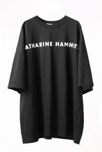 画像をギャラリービューアに読み込む, KATHARINE HAMNETT OVER SIZED FRONT LOGO TEE (BLACK)