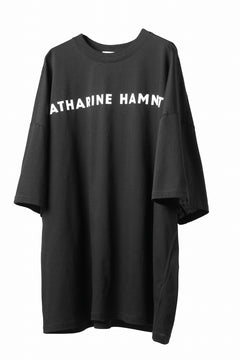 画像をギャラリービューアに読み込む, KATHARINE HAMNETT OVER SIZED FRONT LOGO TEE (BLACK)