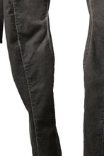 画像をギャラリービューアに読み込む, masnada BAGGY GUSSET POCKET PANTS / STRETCH RELIEF STRIPE COTTON (DUST)