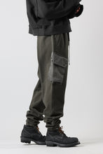 Load image into Gallery viewer, Ten c MULTI POCKET SNAP SWEAT PANTS / GARMENT DYED (DARK OLIVE)