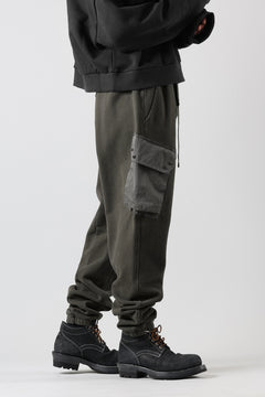 Load image into Gallery viewer, Ten c MULTI POCKET SNAP SWEAT PANTS / GARMENT DYED (DARK OLIVE)