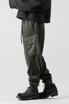 Load image into Gallery viewer, Ten c MULTI POCKET SNAP SWEAT PANTS / GARMENT DYED (DARK OLIVE)
