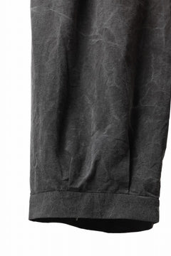 Load image into Gallery viewer, KLASICA GOSSE (ND ver.) TUCKED x2 TROUSERS / NATURAL DYED COTTON x SILK WEATHER (SUMI BLACK)