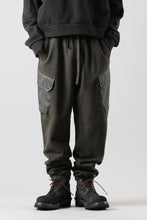 Load image into Gallery viewer, Ten c MULTI POCKET SNAP SWEAT PANTS / GARMENT DYED (DARK OLIVE)