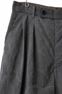 Load image into Gallery viewer, KLASICA GOSSE (ND ver.) TUCKED x2 TROUSERS / NATURAL DYED COTTON x SILK WEATHER (SUMI BLACK)