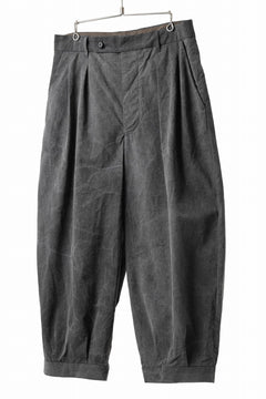 Load image into Gallery viewer, KLASICA GOSSE (ND ver.) TUCKED x2 TROUSERS / NATURAL DYED COTTON x SILK WEATHER (SUMI BLACK)
