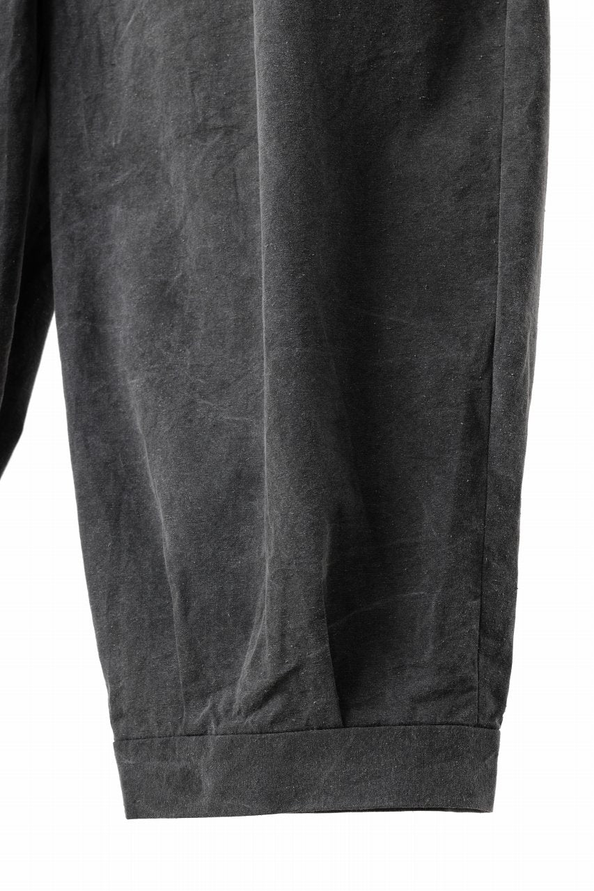 Load image into Gallery viewer, KLASICA GOSSE (ND ver.) TUCKED x2 TROUSERS / NATURAL DYED COTTON x SILK WEATHER (SUMI BLACK)
