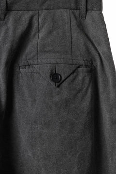 Load image into Gallery viewer, KLASICA GOSSE (ND ver.) TUCKED x2 TROUSERS / NATURAL DYED COTTON x SILK WEATHER (SUMI BLACK)