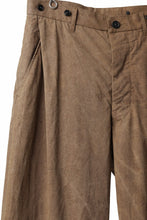 Load image into Gallery viewer, KLASICA LINDBERGH (ND ver.) SIDE TUCKED WIDE STRAIGHT TROUSERS / NATURAL DYED COTTON x SILK WEATHER (KAKI BROWN)