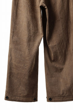 画像をギャラリービューアに読み込む, KLASICA LINDBERGH (ND ver.) SIDE TUCKED WIDE STRAIGHT TROUSERS / NATURAL DYED COTTON x SILK WEATHER (KAKI BROWN)