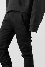 画像をギャラリービューアに読み込む, thom/krom OVER LOCKED SKINNY TROUSERS / STRETCH KNIT DENIM (BLACK)