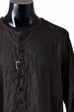 画像をギャラリービューアに読み込む, KLASICA "SH-044" SPLIT RAGLAN COLLAR LESS SHIRTS / BENGARA & SUMI COATED LINEN (BENGARA)