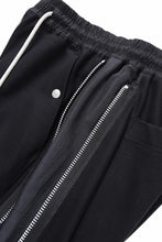 画像をギャラリービューアに読み込む, A.F ARTEFACT SIDE ZIP SARROUEL TRACK PANTS (BLACK)