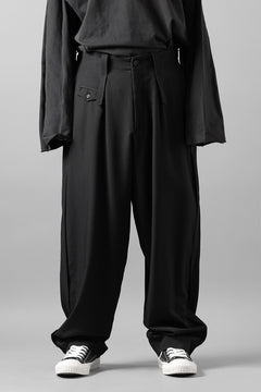 画像をギャラリービューアに読み込む, Y&#39;s for men WITH DECORATIVE CLOTH TAPERED PANTS / WRINKLE WOOL GABARDINE (BLACK)