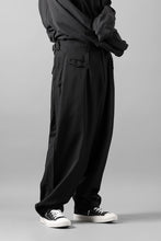 画像をギャラリービューアに読み込む, Y&#39;s for men WITH DECORATIVE CLOTH TAPERED PANTS / WRINKLE WOOL GABARDINE (BLACK)