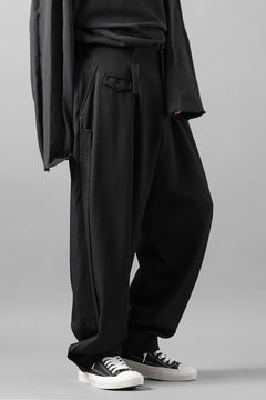 画像をギャラリービューアに読み込む, Y&#39;s for men WITH DECORATIVE CLOTH TAPERED PANTS / WRINKLE WOOL GABARDINE (BLACK)