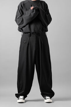 画像をギャラリービューアに読み込む, Y&#39;s for men WITH DECORATIVE CLOTH TAPERED PANTS / WRINKLE WOOL GABARDINE (BLACK)