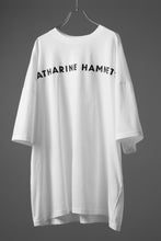 画像をギャラリービューアに読み込む, KATHARINE HAMNETT OVER SIZED FRONT LOGO TEE (WHITE)