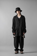 Load image into Gallery viewer, COLINA CARDIGAN SHIRT / SILK & LINEN GABARDINE (BLACK)
