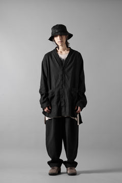 Load image into Gallery viewer, COLINA CARDIGAN SHIRT / SILK & LINEN GABARDINE (BLACK)