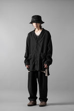Load image into Gallery viewer, COLINA CARDIGAN SHIRT / SILK & LINEN GABARDINE (BLACK)