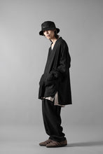 Load image into Gallery viewer, COLINA CARDIGAN SHIRT / SILK & LINEN GABARDINE (BLACK)