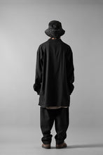 Load image into Gallery viewer, COLINA CARDIGAN SHIRT / SILK & LINEN GABARDINE (BLACK)