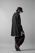 Load image into Gallery viewer, COLINA CARDIGAN SHIRT / SILK & LINEN GABARDINE (BLACK)