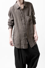 Load image into Gallery viewer, daub DYEING PLAIN SHIRT / ORGANIC LINEN (BROWN)