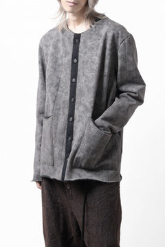 Load image into Gallery viewer, KLASICA BLACK CAT CREW NECK CARDIGAN / GRAINY PRINT BACK SIDE FLEECE (GREIGE)