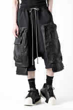 画像をギャラリービューアに読み込む, A.F ARTEFACT COMBINED DROPCROTCH CARGO SHORTS (BLACK)