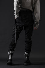 画像をギャラリービューアに読み込む, masnada BAGGY SCARRED STRETCH JEANS (SMEARED BLACK)