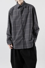 Load image into Gallery viewer, CAPERTICA 4 TUCK SHIRT / DARK MELANGE CHECK FLANNEL (CHARCOAL)