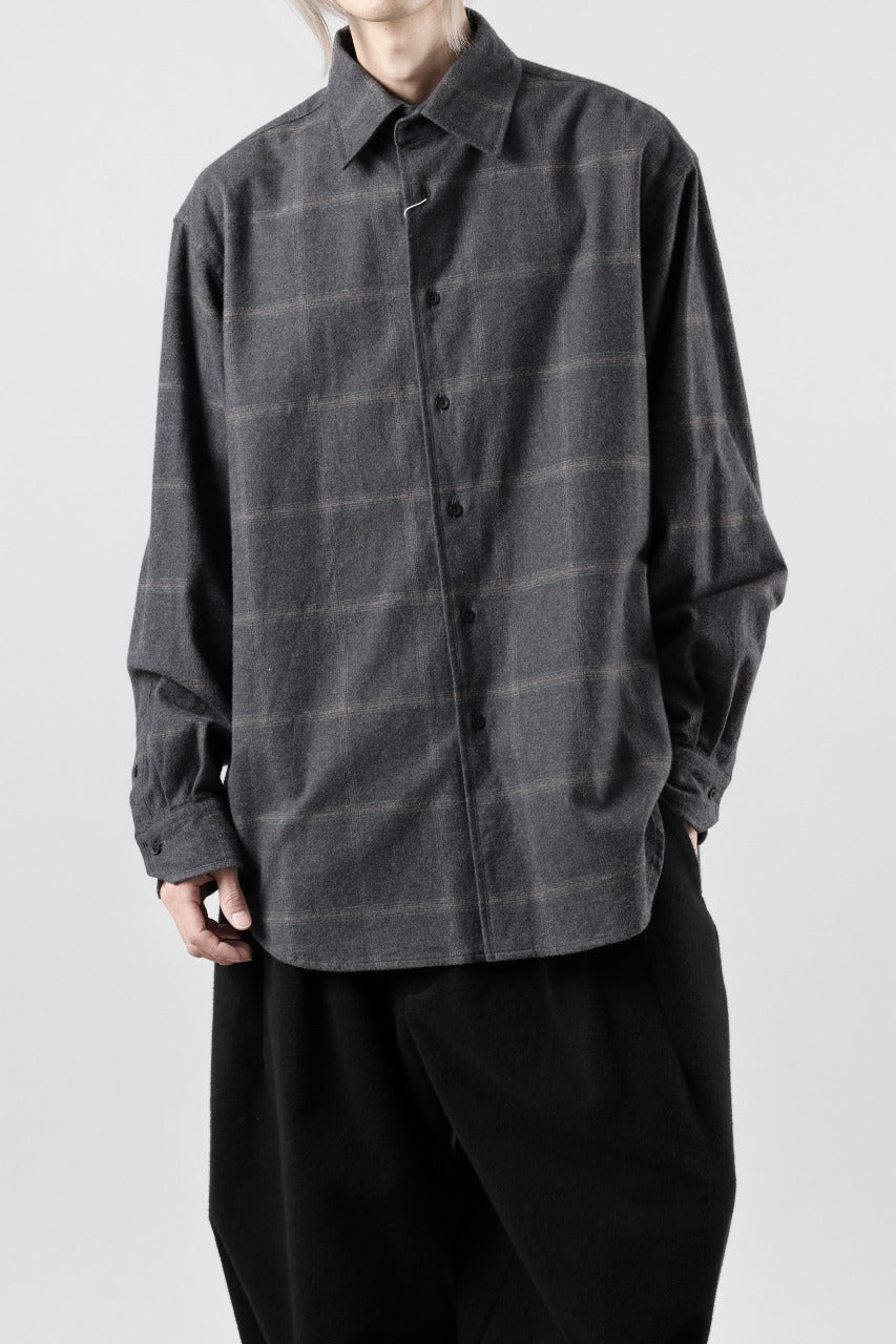 Load image into Gallery viewer, CAPERTICA 4 TUCK SHIRT / DARK MELANGE CHECK FLANNEL (CHARCOAL)