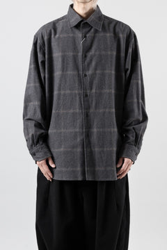 Load image into Gallery viewer, CAPERTICA 4 TUCK SHIRT / DARK MELANGE CHECK FLANNEL (CHARCOAL)