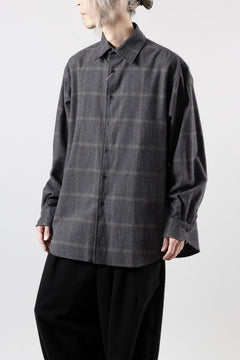 Load image into Gallery viewer, CAPERTICA 4 TUCK SHIRT / DARK MELANGE CHECK FLANNEL (CHARCOAL)