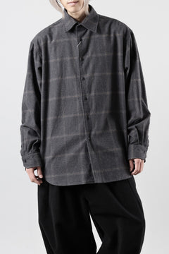 Load image into Gallery viewer, CAPERTICA 4 TUCK SHIRT / DARK MELANGE CHECK FLANNEL (CHARCOAL)