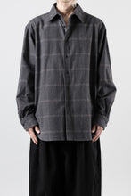 Load image into Gallery viewer, CAPERTICA 4 TUCK SHIRT / DARK MELANGE CHECK FLANNEL (CHARCOAL)