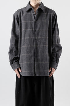 Load image into Gallery viewer, CAPERTICA 4 TUCK SHIRT / DARK MELANGE CHECK FLANNEL (CHARCOAL)